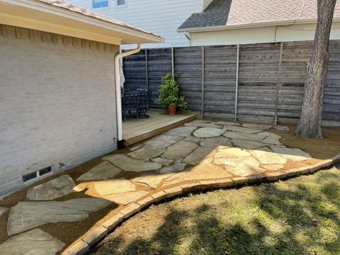 Natural tan flagstone patio with Oklahoma chop border and orange decomposed granite