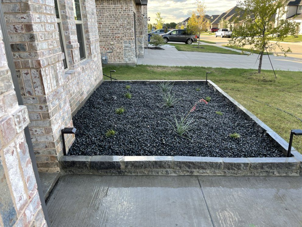 Grey chop-stone bed border filled with Tejas gravel